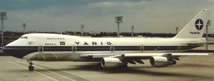 "PP-VNA-B747-VARIG" por MilborneOne - Obra do próprio. Licenciado sob CC BY-SA 3.0, via Wikimedia Commons - http://commons.wikimedia.org/wiki/File:PP-VNA-B747-VARIG.jpg#/media/File:PP-VNA-B747-VARIG.jpg