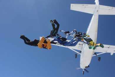 Paraquedistas saltam de um Cesna Caravan especialmente adaptado para a prática