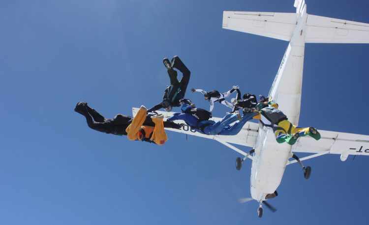 Paraquedistas saltam de um Cesna Caravan especialmente adaptado para a prática