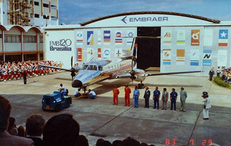 A apresentação do EMB 120 Brasilia em julho de 1983