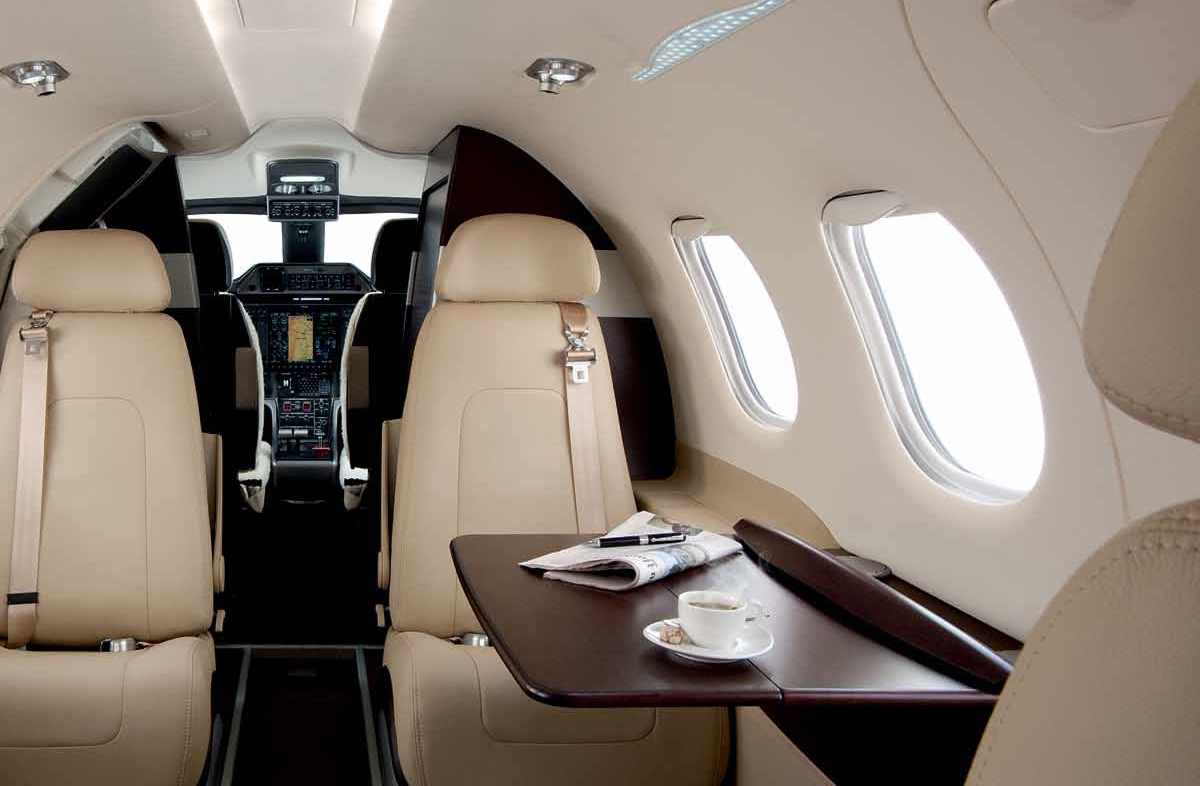 A Aero Seating Technologies já desenvolveu algumas versões de interiores para os jatos Phenom (Foto - Embraer)