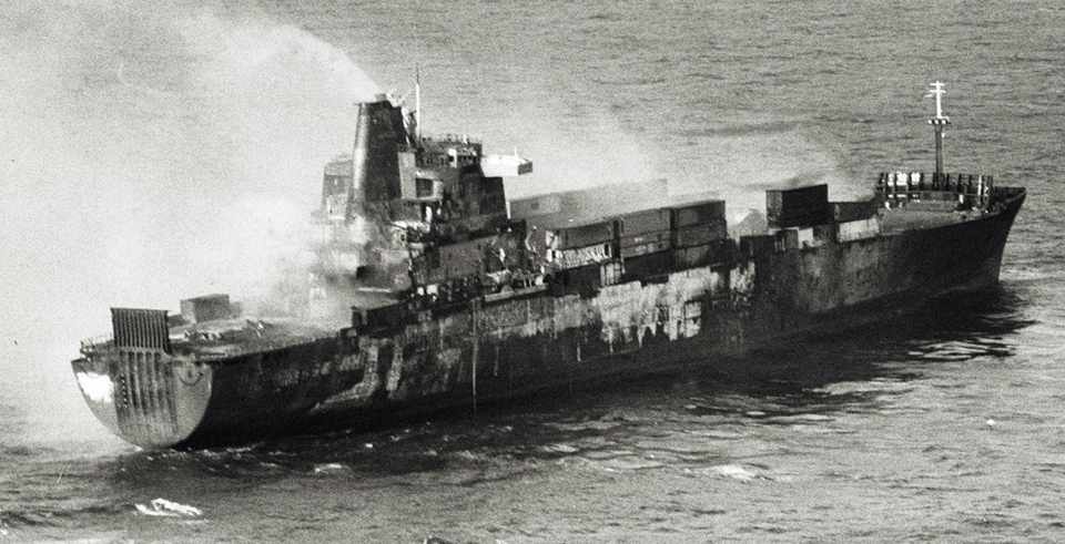 Um navio cargueiro da Marinha inglesa também foi atingido por um míssil durante a Guerra das Malvinas