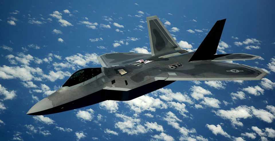 O caça F-22 Raptor carregar seus mísseis em porões internos para não ser detectado por radares (Foto - USAF)