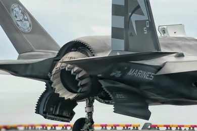 Os motores do F-35B e F-35C possuem complexas partes móveis, por isso a demora no seu desenvolvimento. (Foto - US Navy)