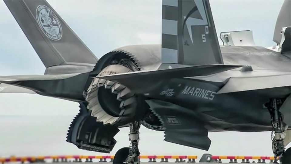 Os motores do F-35B e F-35C possuem complexas partes móveis, por isso a demora no seu desenvolvimento. (Foto - US Navy)