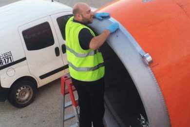 Não entre em pânico! Reparos com fita adesiva especial são comuns na aviação (Foto - Reprodução)