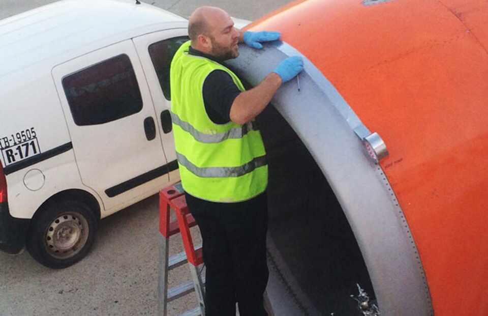 Não entre em pânico! Reparos com fita adesiva especial são comuns na aviação (Foto - Reprodução)