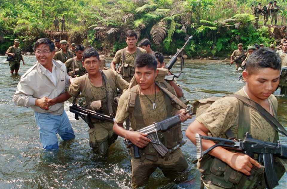 O então presidente do Peru, Alberto Fujimori, chegou a encontrar as tropas na região do Cenepa (Foto - Correo Semanal)