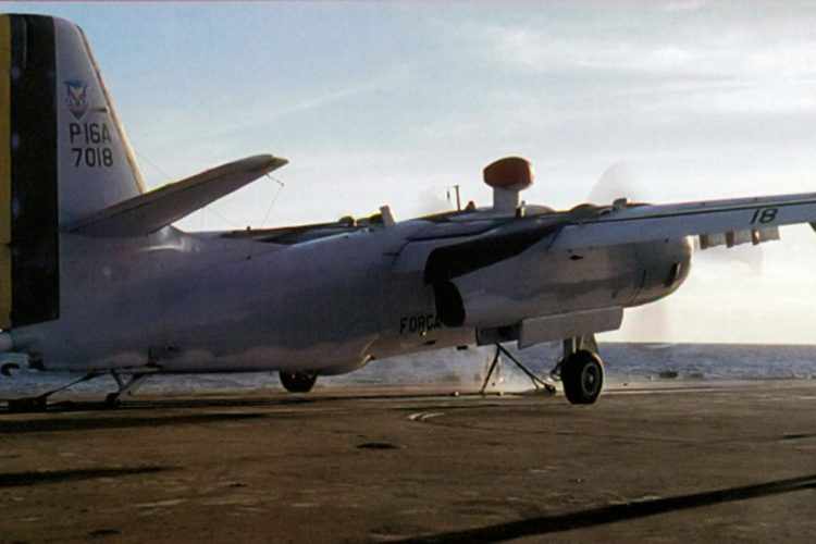 P-16 da FAB se prepara para decolar com ajuda da catapulta (Foto - FAB)