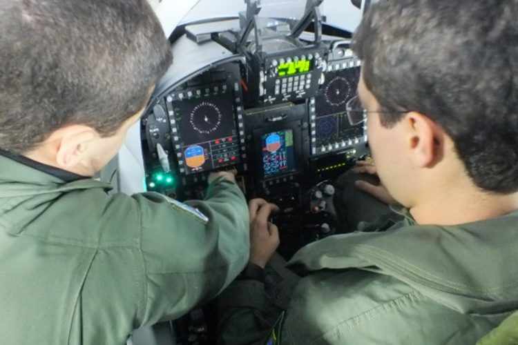 O estudante recebeu instruções sobre o painel de controle do F-5 em um simular do voo em Canoas (RS) (Foto - Agência Força Aérea)