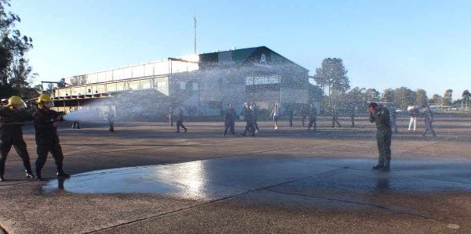 O estudante ganhou um banhou de mangueira pelo "batismo supersônico" (Foto - Agência Força Aérea)