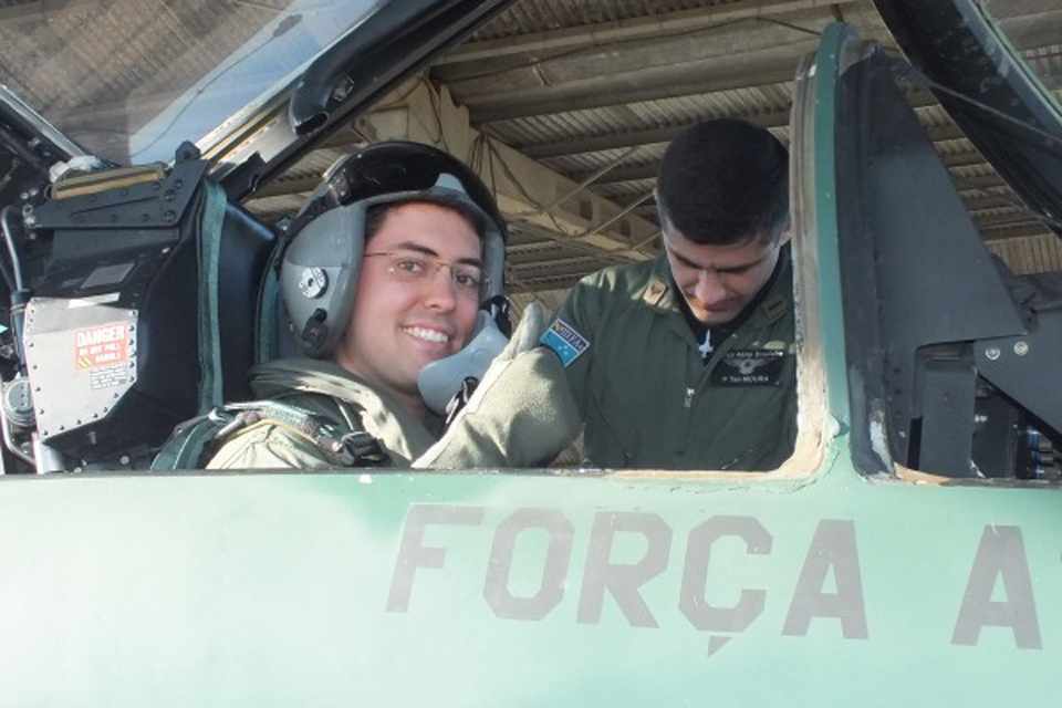 Pedro Mehme a bordo de um caça F-5 EM da Força Aérea Brasileira (Foto - Agência Força Aérea)