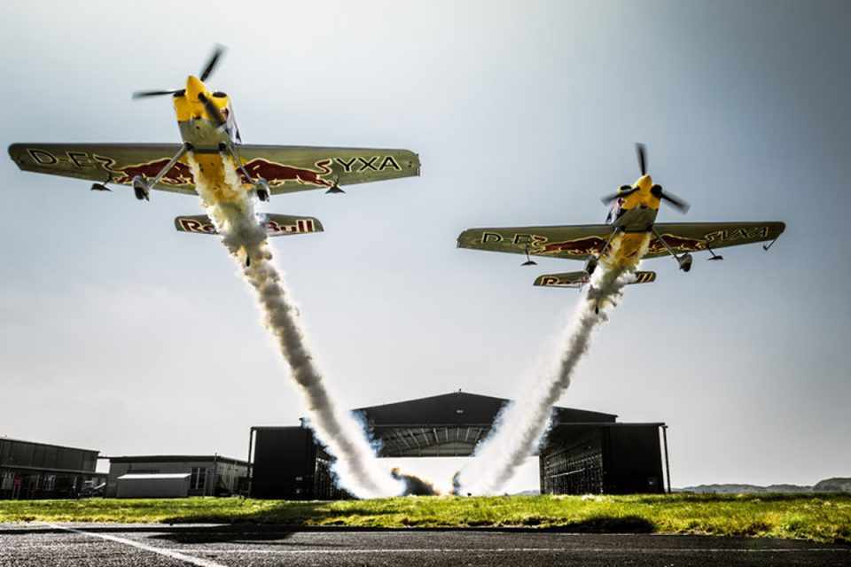 Os aviões que realizaram a manobra são modelos Xtreme Air XA41, os mesmo usados no Red Bull Air Race (Foto - Red Bull)