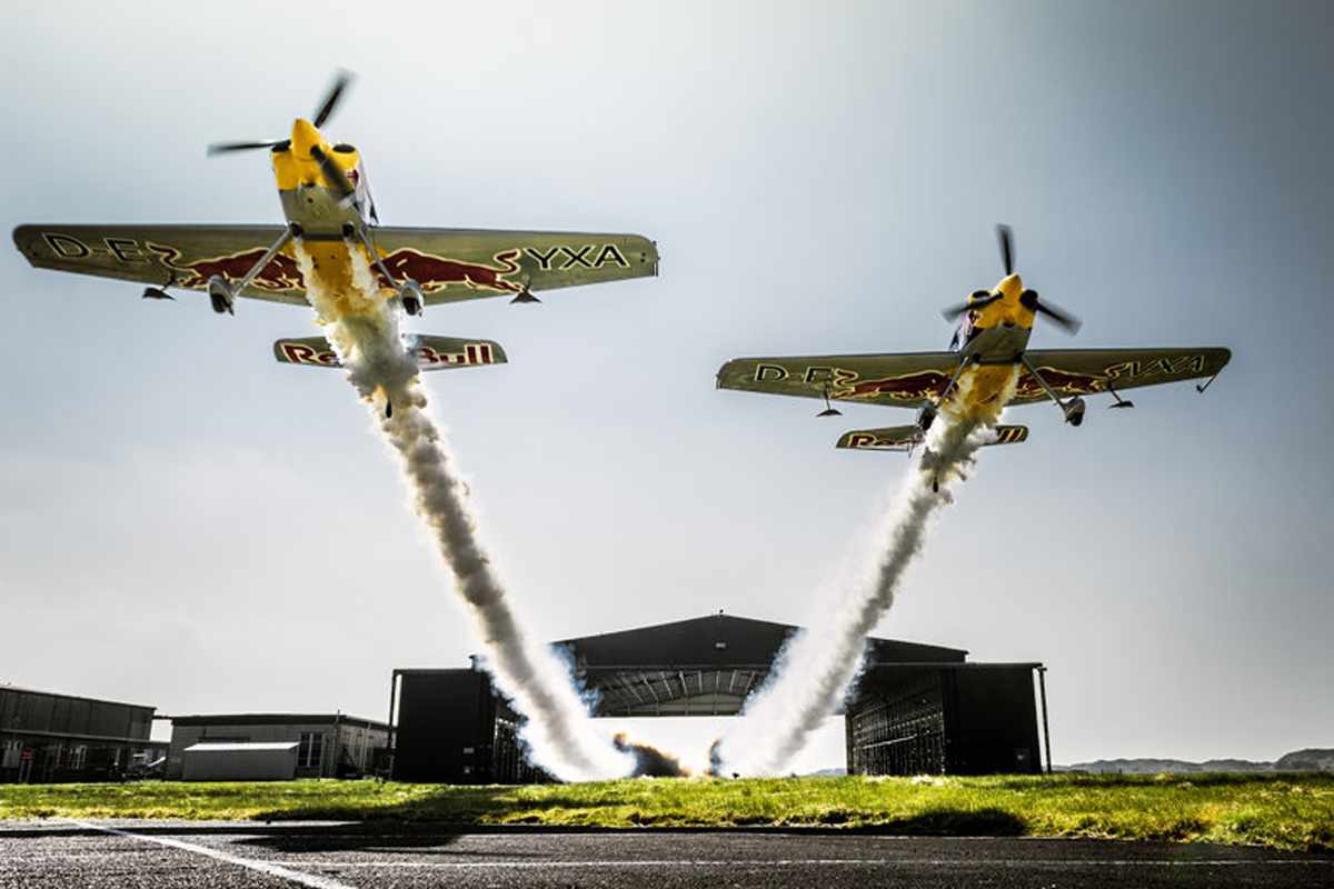 Os aviões que realizaram a manobra são modelos Xtreme Air XA41, os mesmo usados no Red Bull Air Race (Foto - Red Bull)