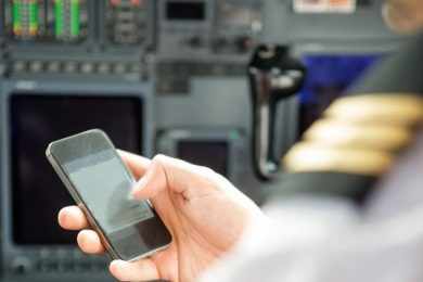 O celular pode atrapalhar em situações de voo baseados no visual (Foto - NTSA)
