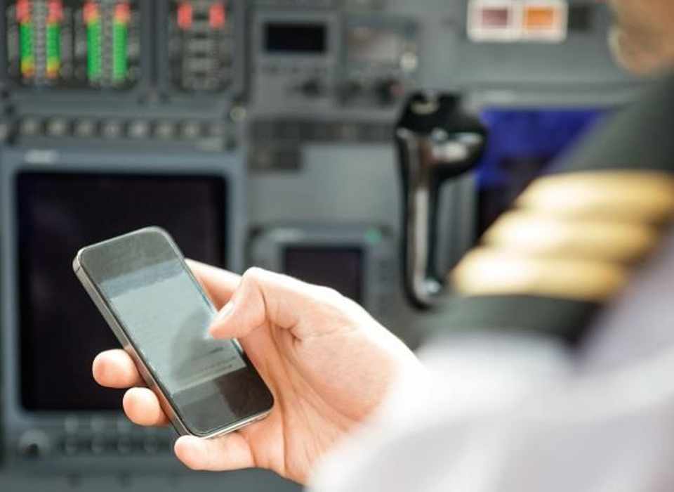 O celular pode atrapalhar em situações de voo baseados no visual (Foto - NTSA)