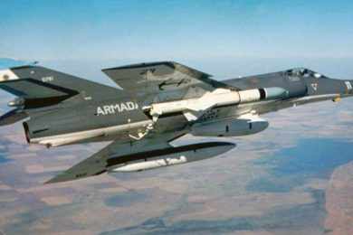Dassault Super Étendard da Armada Argentina leva um míssil Exocet sob asa (foto - Armada Argentina)