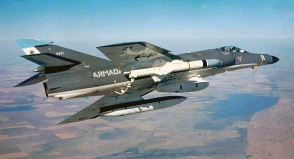 Dassault Super Étendard da Armada Argentina leva um míssil Exocet sob asa (foto - Armada Argentina)