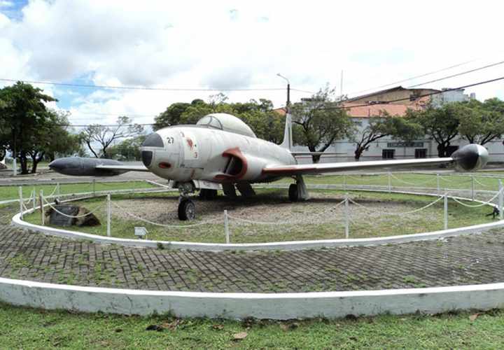 O antigo caça Lockheed T-33 envolvido no acidente virou monumento em Fortaleza