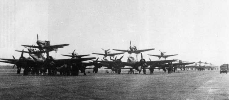 Diversos Mistel alinhados para a decolagem em Berlim (Foto - Luftwaffe)