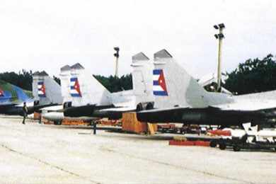 Caças MiG-29 (a frente) e MiG-23 (atrás) em perfeitas condições, algo raro hoje em dia na Força Aérea de Cuba