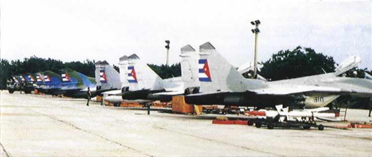 Caças MiG-29 (a frente) e MiG-23 (atrás) em perfeitas condições, algo raro hoje em dia na Força Aérea de Cuba