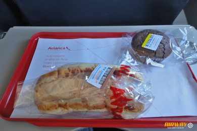 Sanduíche frio e muffin fazem parte do serviço de bordo