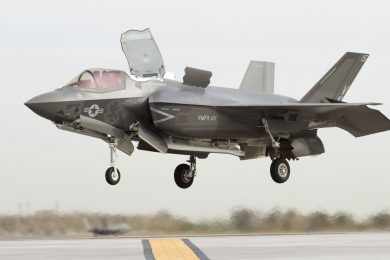 O F-35B é a versão complexa da série, capaz de pousar e decolar como um helicóptero (Foto - US Navy)