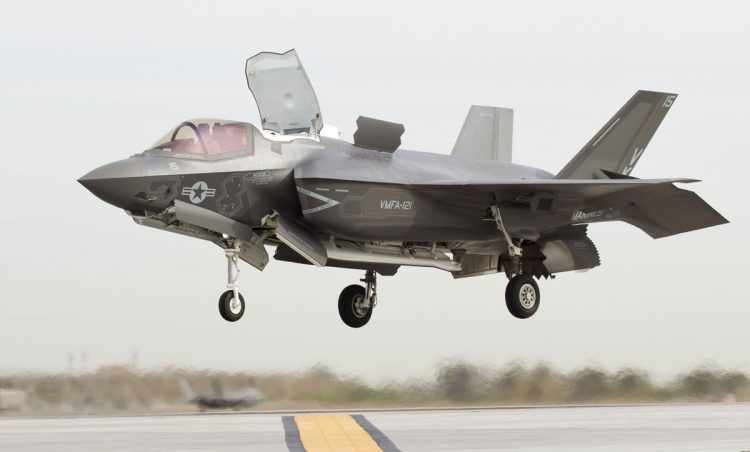 O F-35B é a versão complexa da série, capaz de pousar e decolar como um helicóptero (Foto - US Navy)