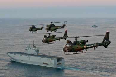 O Mistral comporta até 16 helicópteros, além de 70 veículos terrestres (Foto - Marinha da França)