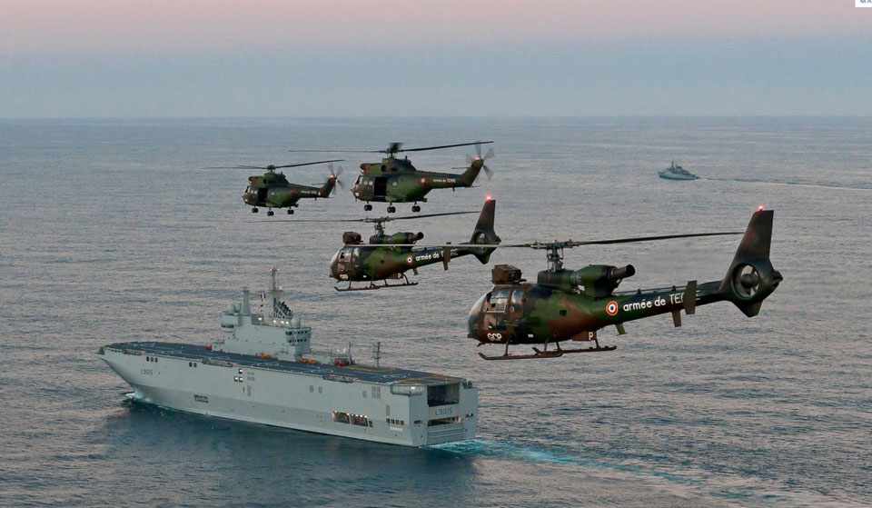 O Mistral comporta até 16 helicópteros, além de 70 veículos terrestres (Foto - Marinha da França)