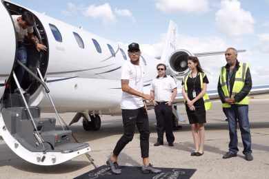 Conheça o jatinho particular usado por Neymar