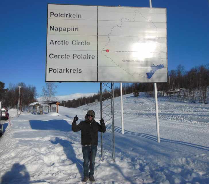 Ponto exato onde começa o Círculo Polar Ártico. Daí pra frente há apenas mais 20 km de estrada e depois o "mundo acaba" (Foto - Thiago Vinholes)