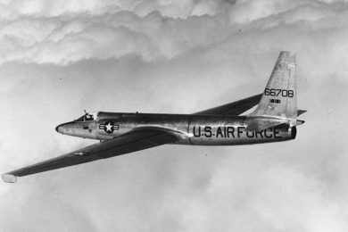 No início, o U-2 não era pintado. Mais adiante, devido ao perfil de suas missões, seria pintado inteiramente de preto (Foto - USAF)