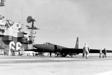 O U-2 também foi adaptado para operar a partir de porta-aviões (Foto - US Navy)