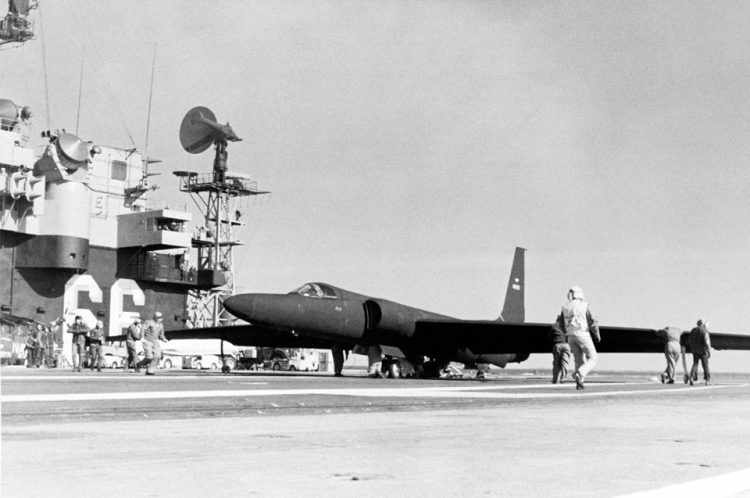 O U-2 também foi adaptado para operar a partir de porta-aviões (Foto - US Navy)