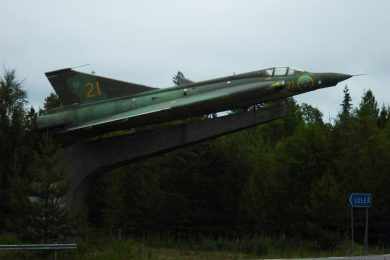 Na estrada do aeroporto de Lulea há um Saab 35 Draken em exposição (Foto - Thiago Vinholes)