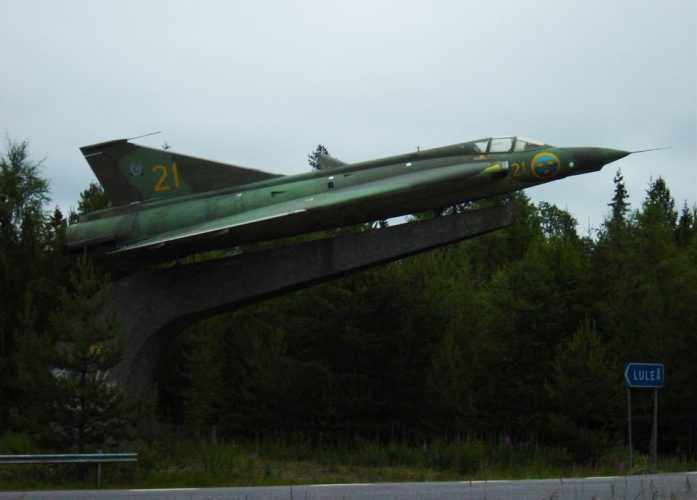 Na estrada do aeroporto de Lulea há um Saab 35 Draken em exposição (Foto - Thiago Vinholes)