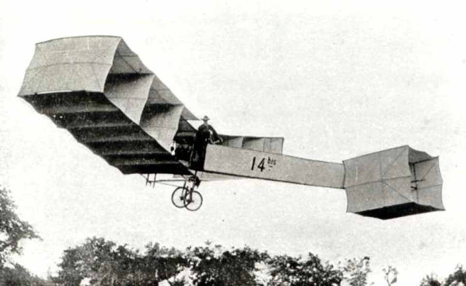 O primeiro voo do 14-Bis aconteceu em 12 de novembro de 1906. O aparelho voou por 220 metros (Fotos - Domínio Público)