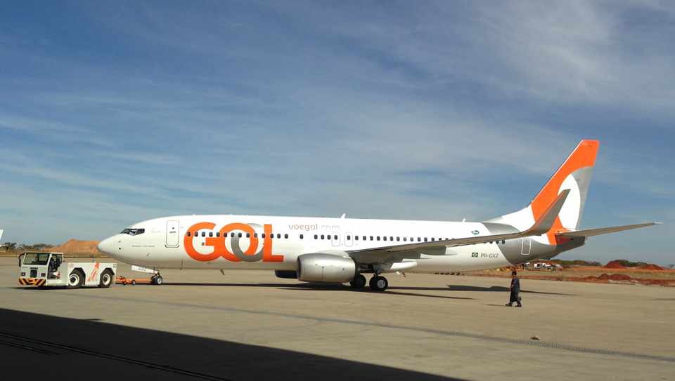 A aeronave PR-GXZ deixando o Centro de Manutenção da Gol para ser preparado para seu primeiro voo comercial (Foto - Thiago Vinholes)