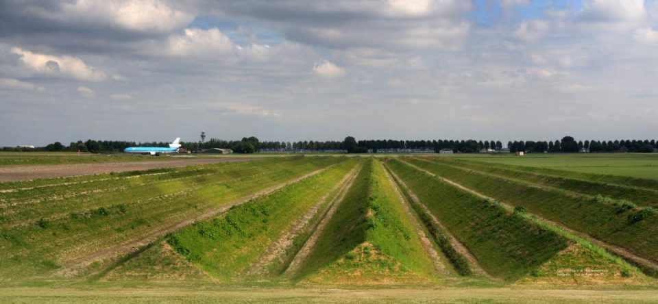 Os sulcos do jardim anti-ruído ficam a uma distância segura da pista (Foto - Schiphol Group)