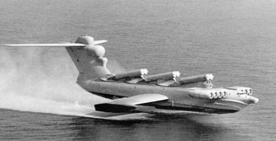 O ecranoplano é uma invenção da antiga união soviética e se aproveita do "efeito solo" para voar a baixas altitudes