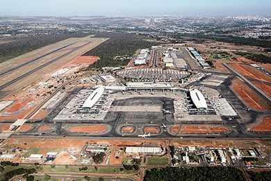 As duas pistas do aeroporto de Brasília estão separadas por uma distância de 1,8 km (Foto - Inframerica)