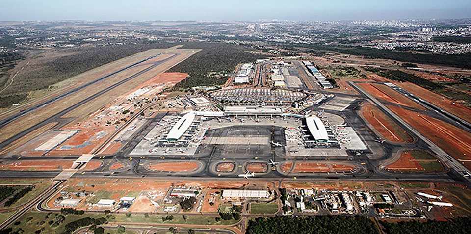 As duas pistas do aeroporto de Brasília estão separadas por uma distância de 1,8 km (Foto - Inframerica)