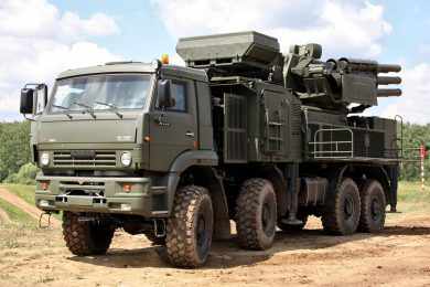 O caminhão de lançamento é apenas uma parte do Pantsir S1, que ainda acompanha veículos de apoio (Foto - KGP)