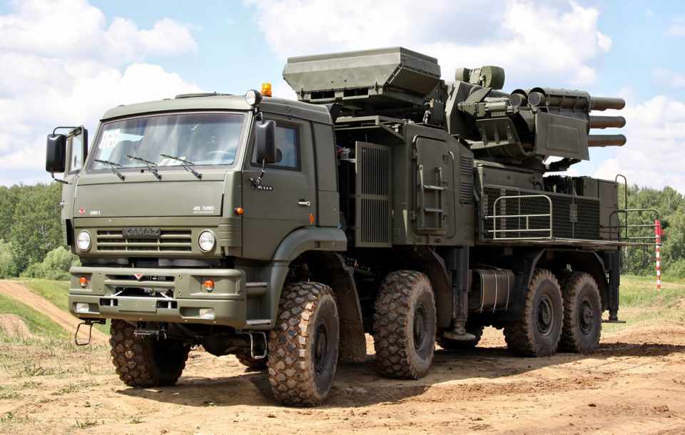 O caminhão de lançamento é apenas uma parte do Pantsir S1, que ainda acompanha veículos de apoio (Foto - KGP)