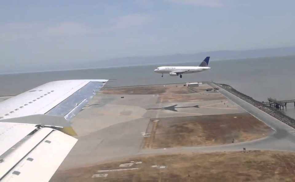 Pousos e decolagens simultâneos já são comuns há muito tempo em aeroportos nos EUA (Foto - reprodução/Youtube)