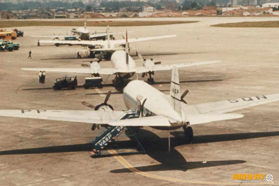 Antigos turboélices Electra parados no aeroporto de Congonhas, sempre o lado esquerdo da fuselagem virado para o portão de embarque