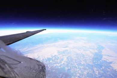 Fotografia tirada da cabine de um U-2. A aeronave pode alcançar altitudes estratosféricas (Foto - USAF)
