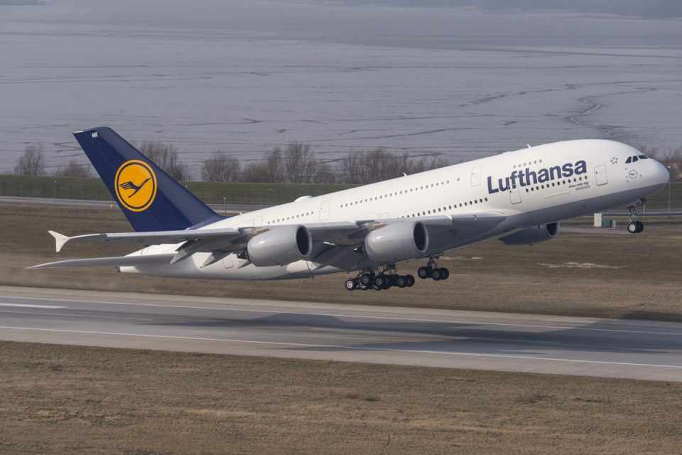 O A380 precisa de uma pista de pelo menos 2.950 metros para decolar (Foto - Airbus)